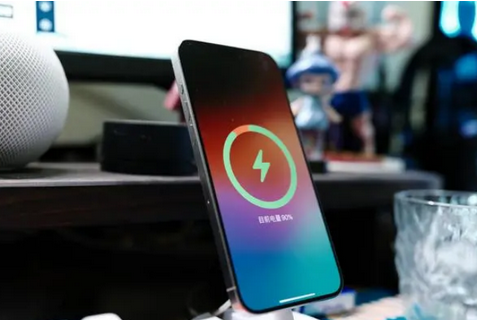 连城苹果15换屏服务分享用什么充电器给iPhone15充电更好 